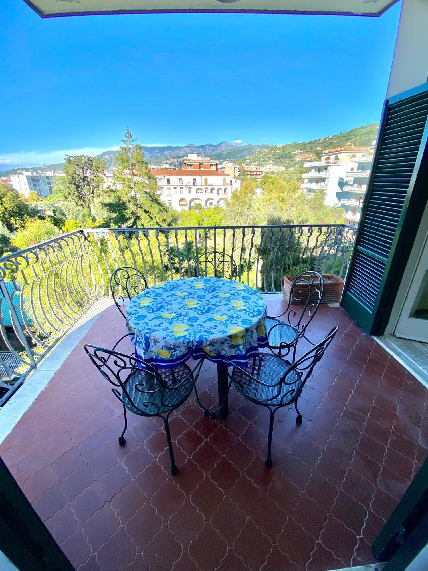 Casa Mar - Elegant Apartment With Pool And Panoramic Terrace In The Heart Of Сорренто Экстерьер фото